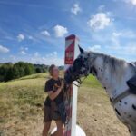 Ania Szamreta z koniem Mango, w podróży z Norwegii do Polski