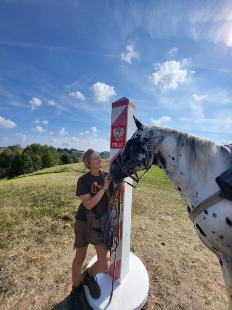 Ania Szamreta z koniem Mango, w podróży z Norwegii do Polski