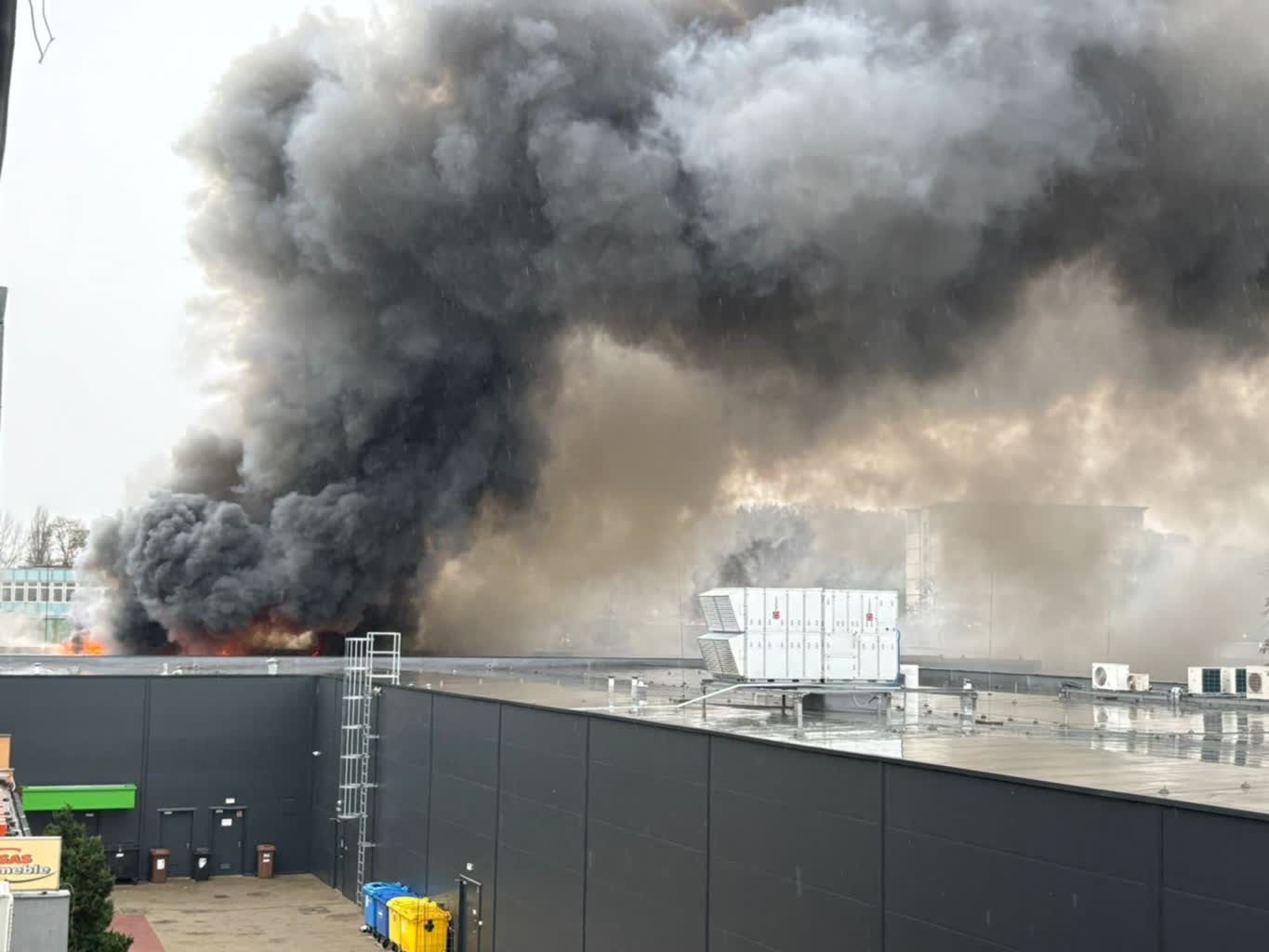 Na os. Zacisze pali się warsztat samochodowy Radio Zachód - Lubuskie