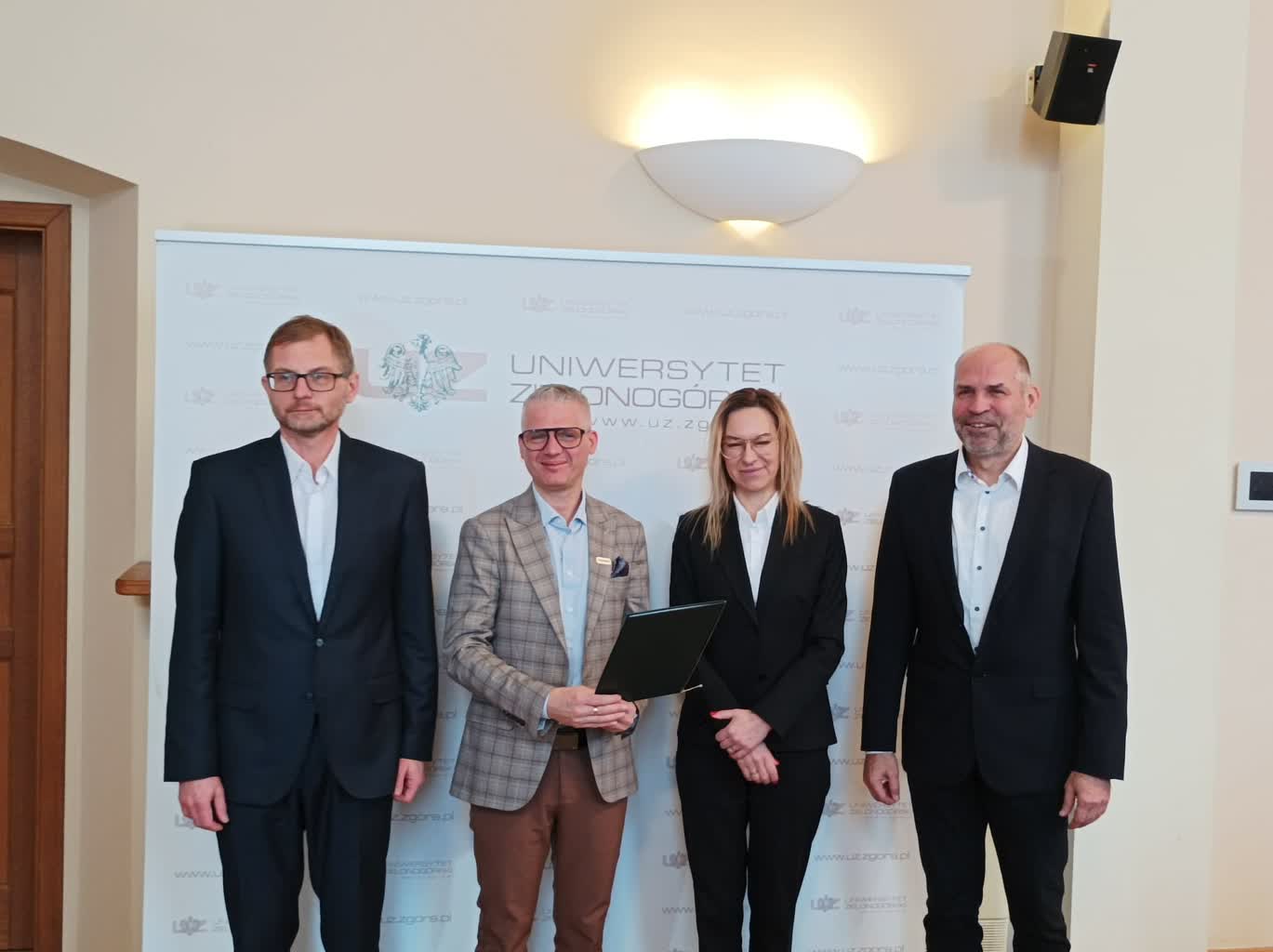 Podpisanie umowy trójstronnej między UZ, firmą SECO/Warwick oraz doktorantem Radio Zachód - Lubuskie