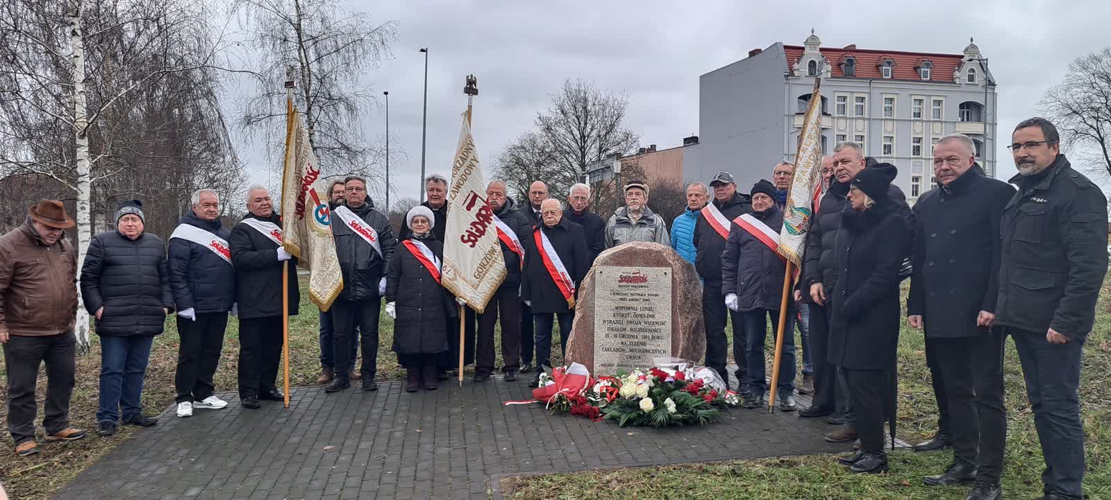 Złożyli kwiaty przy tablicy upamiętniającej pacyfikację strajku w Ursusie Radio Zachód - Lubuskie