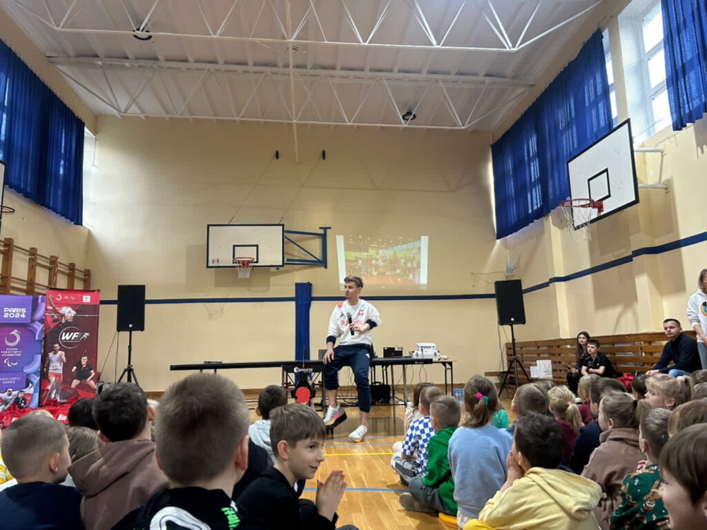 Piotr Grudzień spotkał się z uczniami SP2 w Sulechowie Piotr Grudzień spotkał się z uczniami SP2 w Sulechowie Radio Zachód - Lubuskie