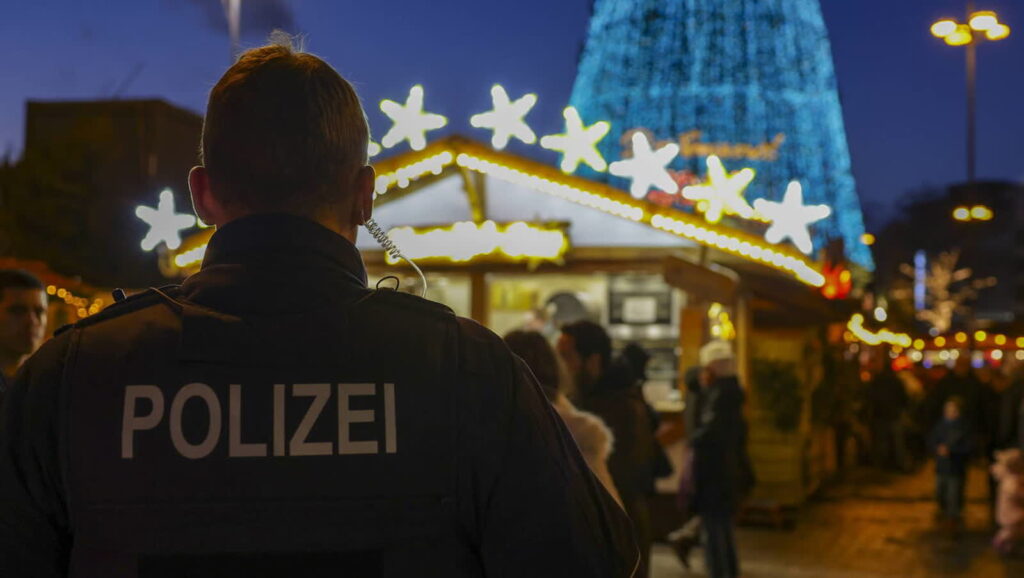 Funkcjonariusz niemieckiej policji Fot. CHRISTOPHER NEUNDORF/PAP/EPA