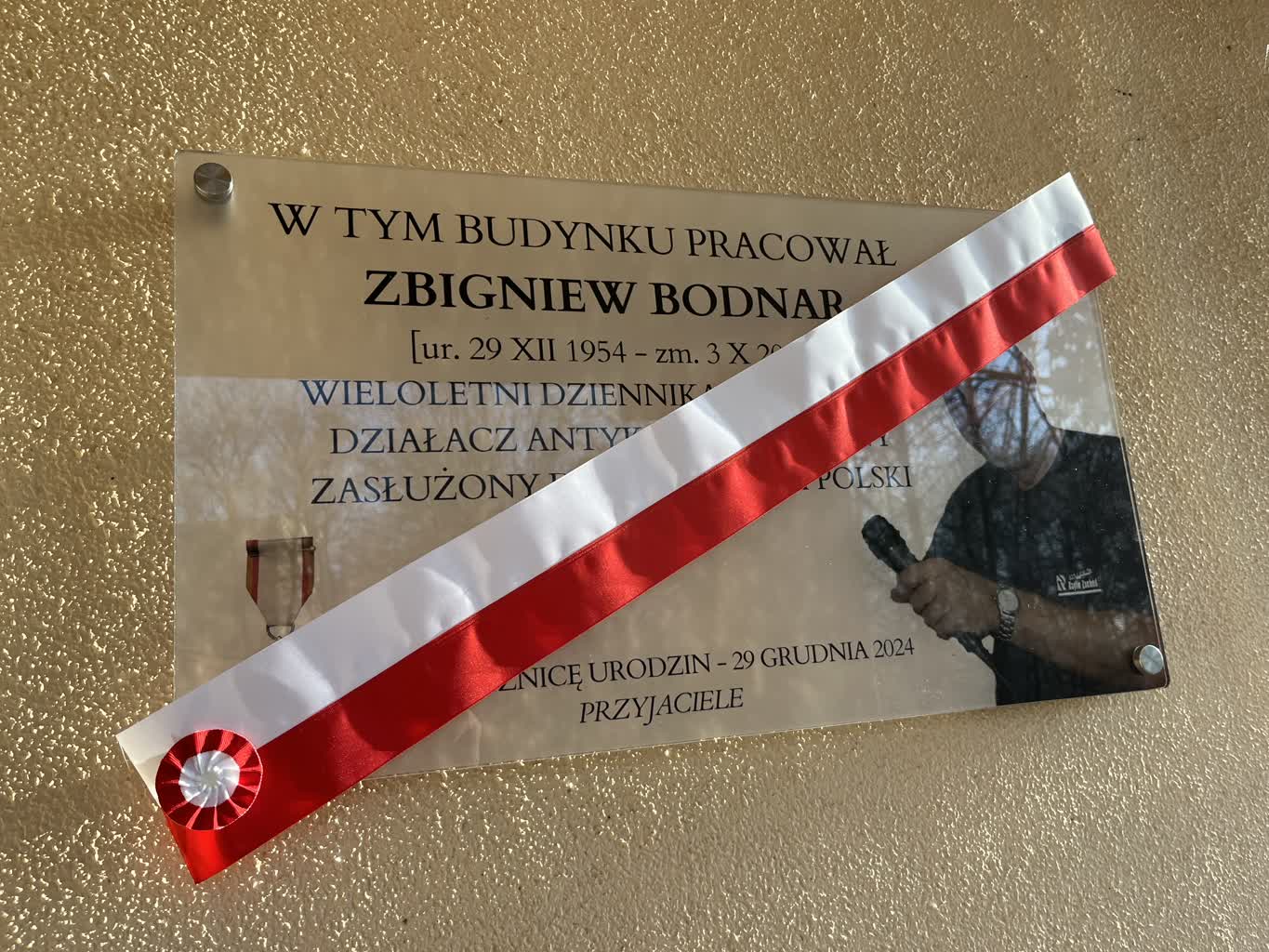 Tablica pamiątkowa Zbigniewa Bodnara osłonięta… Radio Zachód - Lubuskie