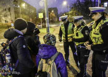 Odblaski ratują życie. Policjanci wręczali je gorzowianom Radio Zachód - Lubuskie