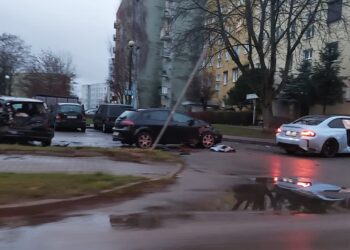 Rozbite auta na Szarych Szeregów. Kierowca BMW uciekł Radio Zachód - Lubuskie