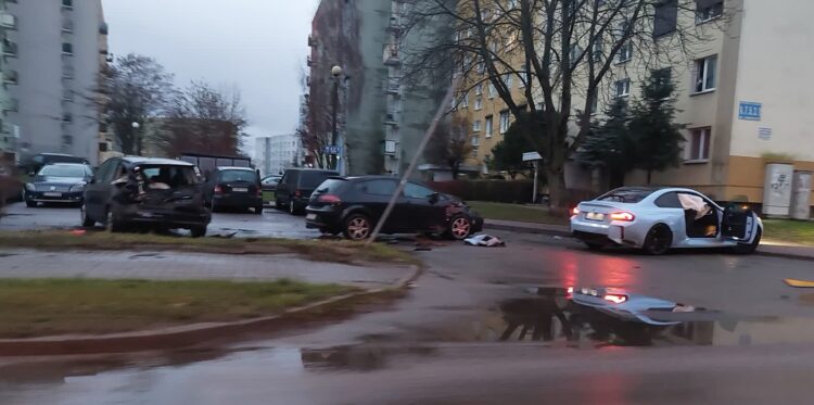 Rozbite auta na Szarych Szeregów. Kierowca BMW uciekł Radio Zachód - Lubuskie