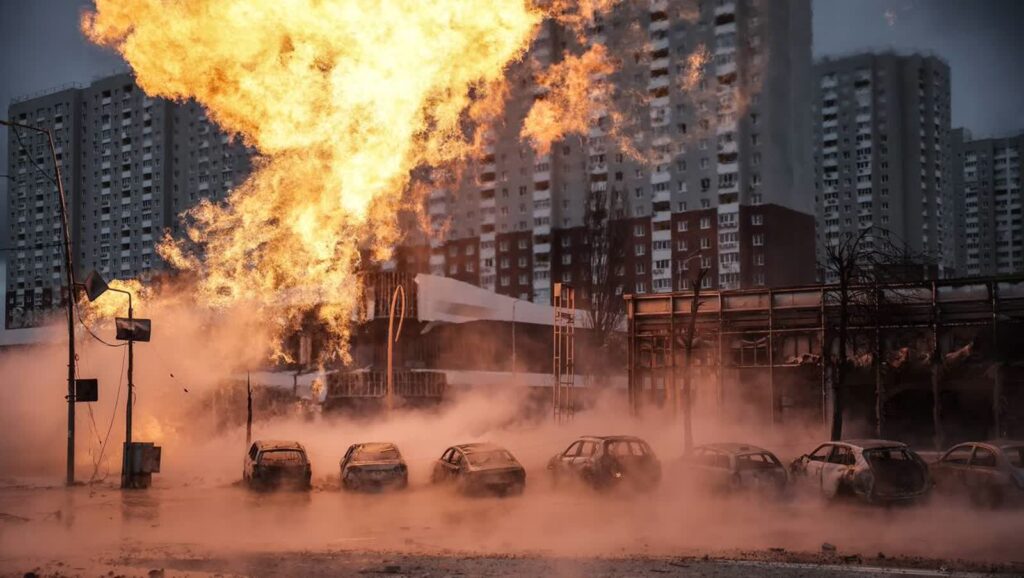 Samochody płonące po ataku rakietowym na Kijów Fot. PAP/EPA/OLEG PETRASYUK