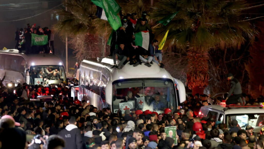 Autobus wiozący zwolnionych palestyńskich więźniów Fot. PAP/EPA/ALAA BADARNEH