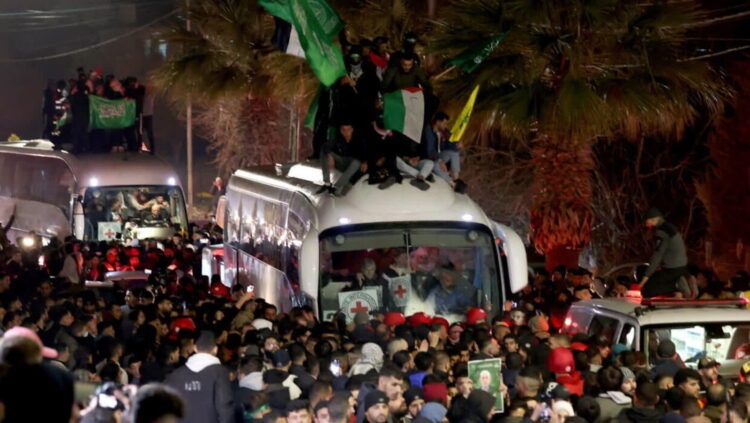 Autobus wiozący zwolnionych palestyńskich więźniów Fot. PAP/EPA/ALAA BADARNEH
