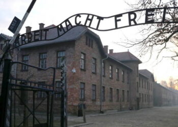 Brama w Auschwitz. Fot. PAP/Andrzej Grygiel