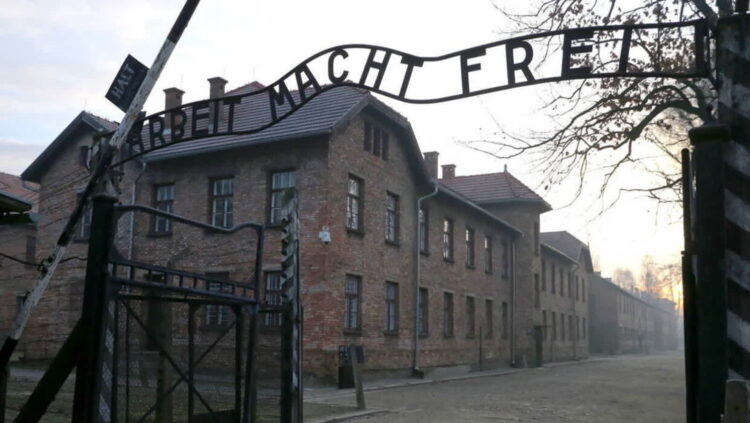 Brama w Auschwitz. Fot. PAP/Andrzej Grygiel