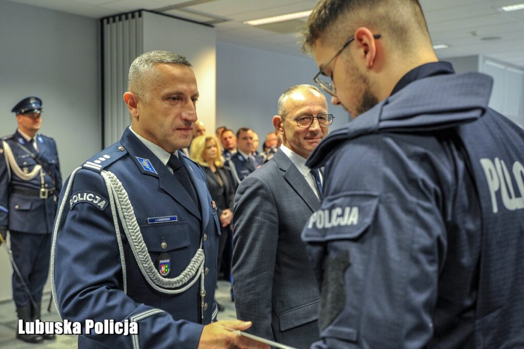 34 nowych policjantów złożyło ślubowanie w Gorzowie Wlkp. Gdzie będą pełnić służbę? [GALERIA ZDJĘĆ] Radio Zachód - Lubuskie