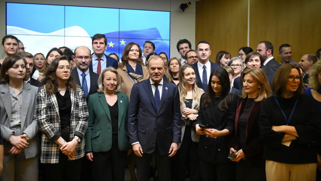 Premier Donald Tusk, stały przedstawiciel RP przy UE Agnieszka Bartol oraz minister ds. Unii Europejskiej Adam Szłapka. Fot. PAP/Marcin Obara