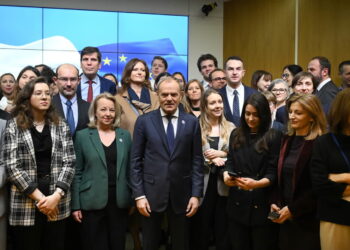 Premier Donald Tusk, stały przedstawiciel RP przy UE Agnieszka Bartol oraz minister ds. Unii Europejskiej Adam Szłapka. Fot. PAP/Marcin Obara