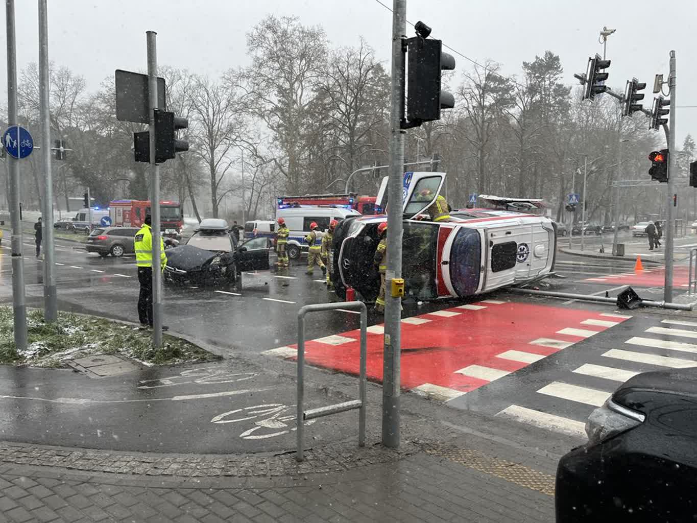Wywrócona karetka po kolizji w centrum Radio Zachód - Lubuskie