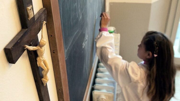 Od września jedna godzina tygodniowo religii lub etyki. Jest rozporządzenie MEN 9 Lekcja religii Fot. PAP/EPA/FR4ANCO SILVI