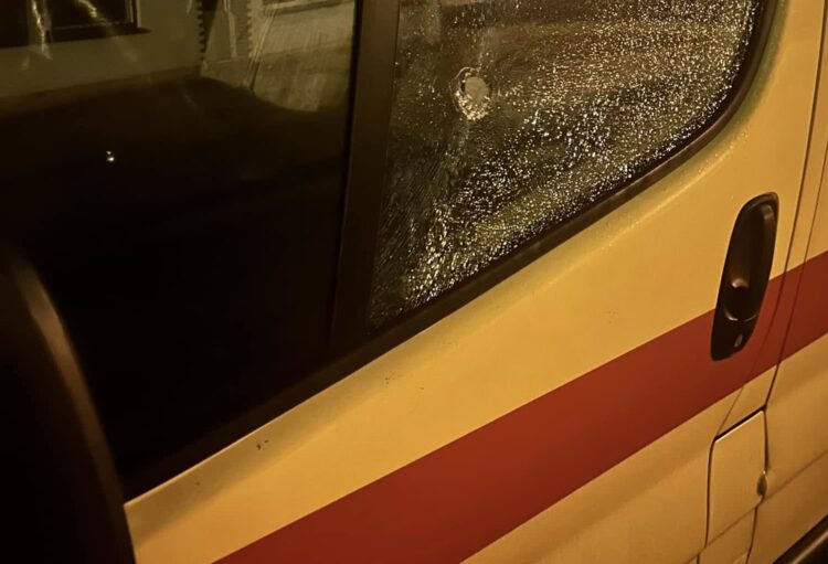 Uszkodzony samochód żagańskiego WOPR-u. W aucie metalowa kula 9 fot. WOPR Żagań