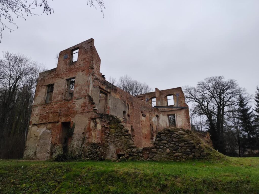 Kolejny etap prac przy ruinach pałacu we Włostowie zakończony fot. Gmina Żary