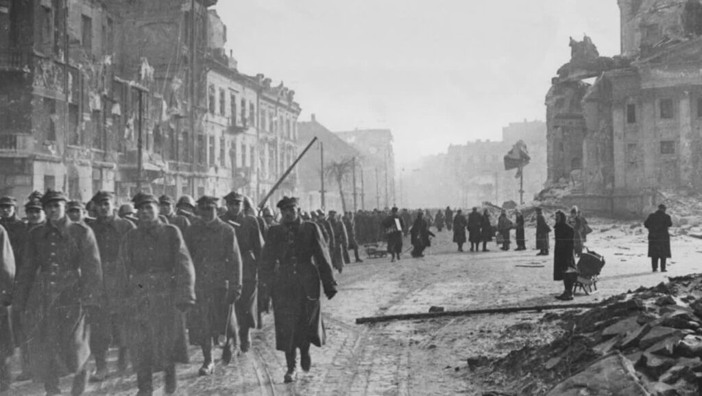 Defilada Wojska Polskiego w wyzwolonej stolicy. Kolumna maszeruje przez Plac Trzech Krzyży. Fot. PAP/CAF
