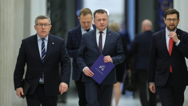 Szef klubu PiS Mariusz Błaszczak (w środku) Fot. PAP/Leszek Szymański