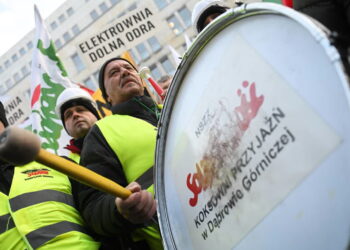 Protest energetyków i górników przed siedzibą Polskiej Grupy Energetycznej w Warszawie. Fot. PAP/Marcin Obara