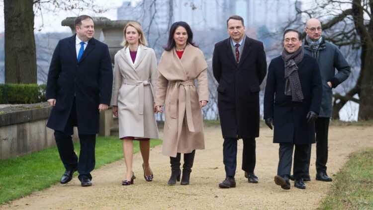 Stephen Doughty, Kaja Kallas, Annalena Baerbock, Radosław Sikorski, Jose Manuel Albares Bueno i Jean-Noel Barrot podczas spotkania szefów MSZ Wielkiej Piątki Fot. PAP/Albert Zawada