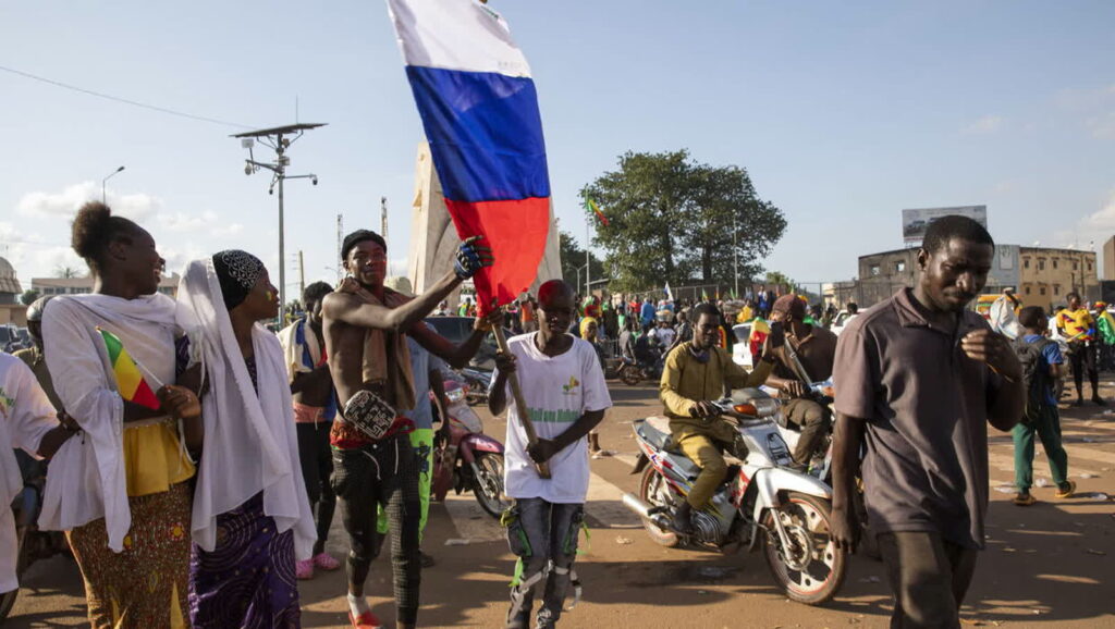 Malijczyk z rosyjską flagą, fot. PAP/EPA/HADAMA DIAKITE