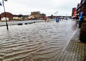 Sztorm w Ustce (11 stycznia 2025). Fot. Ustka na fali/FB