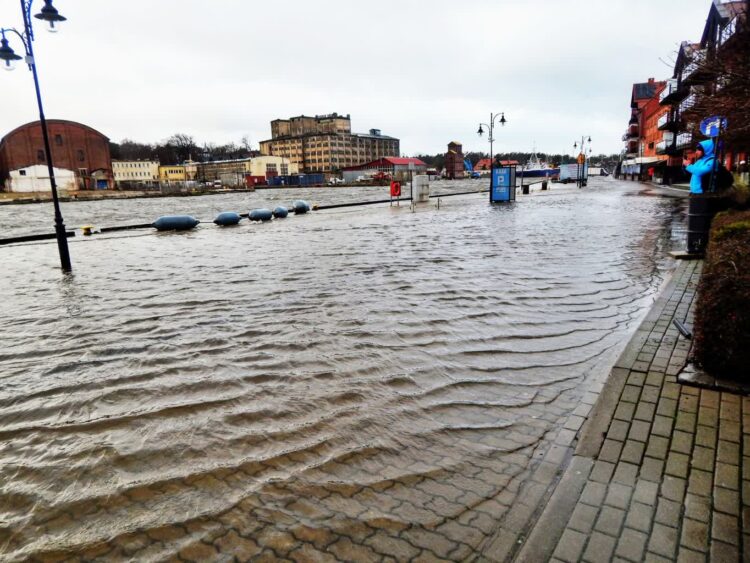 Sztorm w Ustce (11 stycznia 2025). Fot. Ustka na fali/FB