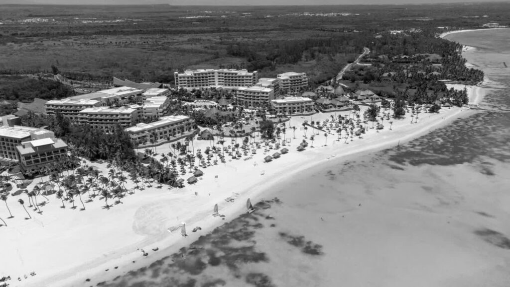 Do tragedii doszło przy plaży Arena Gorda. Fot. PAP/EPA/ Orlando Barría (zdjęcie ilustracyjne)