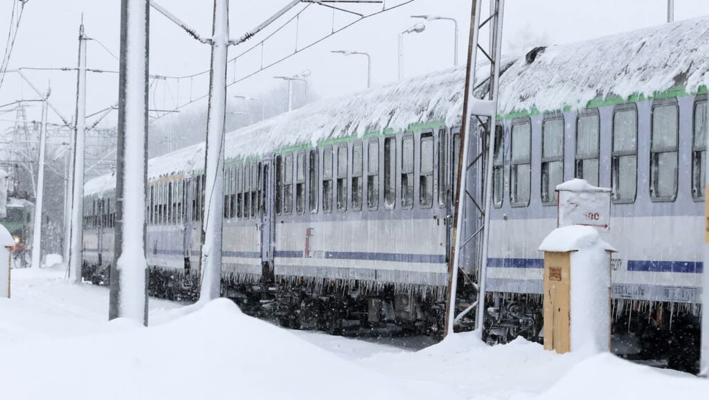 Pociąg na tymczasowym dworcu kolejowym w Zakopanem Fot. PAP/Grzegorz Momot