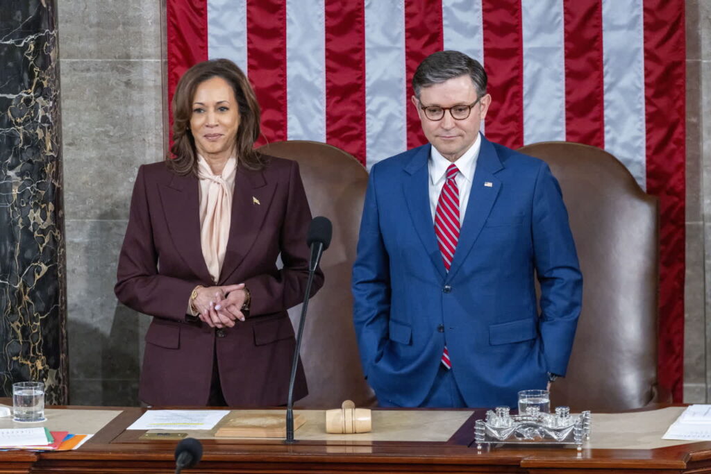 Wice prezydent USA Kamala Harris i spiker Izby Reprezentantów Mike Johnson. PAP/EPA/SHAWN THEW