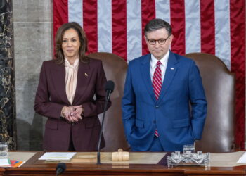 Wice prezydent USA Kamala Harris i spiker Izby Reprezentantów Mike Johnson. PAP/EPA/SHAWN THEW