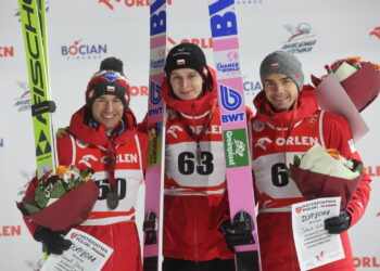 Zakopane. Od lewej: Kamil Stoch (medal srebrny), Paweł Wąsek (złoto) i Jakub Wolny (brąz) na podium dla zwycięzców podczas mistrzostw Polski w skokach narciarskich w Zakopanem, 11 bm. (mk) PAP/Grzegorz Momot