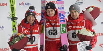 Zakopane. Od lewej: Kamil Stoch (medal srebrny), Paweł Wąsek (złoto) i Jakub Wolny (brąz) na podium dla zwycięzców podczas mistrzostw Polski w skokach narciarskich w Zakopanem, 11 bm. (mk) PAP/Grzegorz Momot