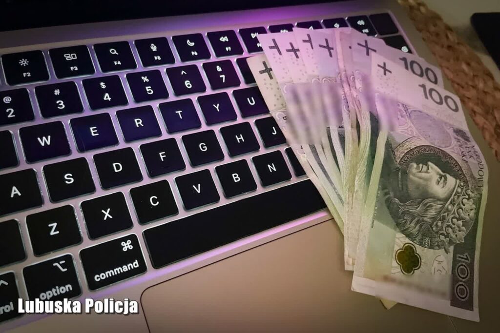 Policjanci ostrzegają przed oszustami internetowymi 3 Fot. Lubuska Policja