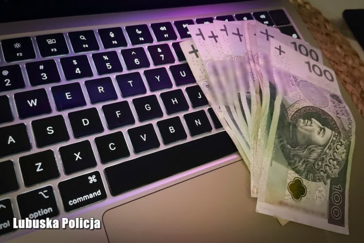 Policjanci ostrzegają przed oszustami internetowymi 9 Fot. Lubuska Policja