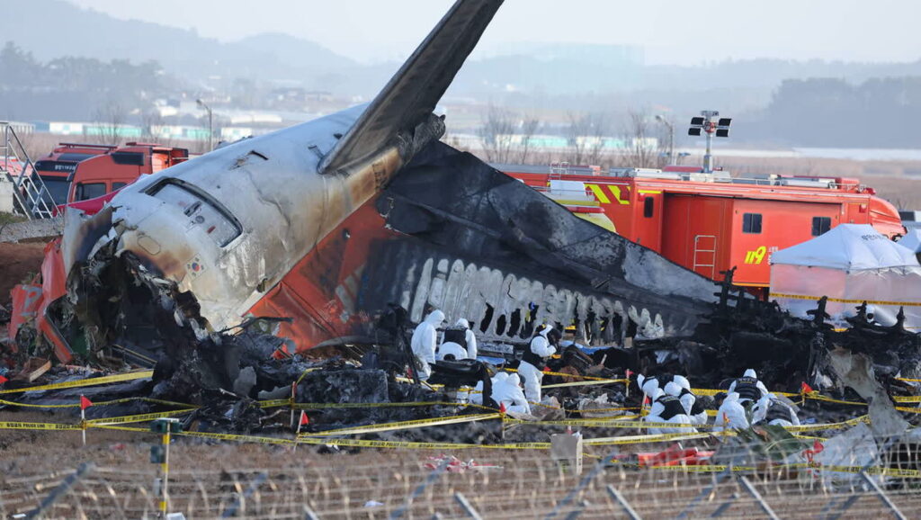 Służby podczas prac na miejscu katastrofy samolotu Jeju Air, fot. PAP/EPA/YNA/YONHAP