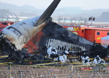 Służby podczas prac na miejscu katastrofy samolotu Jeju Air, fot. PAP/EPA/YNA/YONHAP