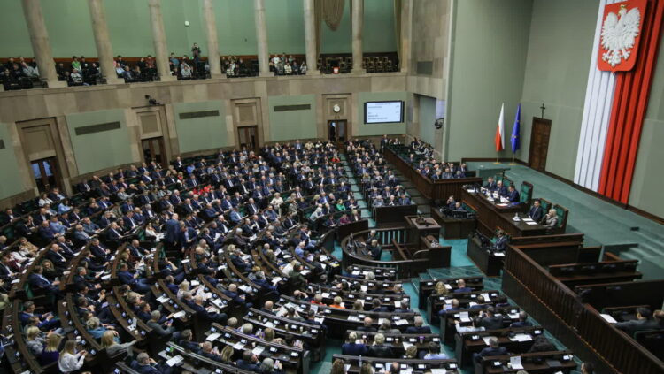 Posłowie na sali obrad Sejmu w Warszawie. Fot. PAP/Rafał Guz