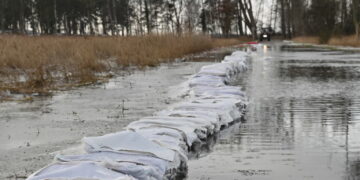 WYSPA CHRZĄSZCZEWSKA ZALANA DROGA ŁĄCZĄCA WYSPĘ Z LĄDEM. Fot. PAP/Marcin Bielecki