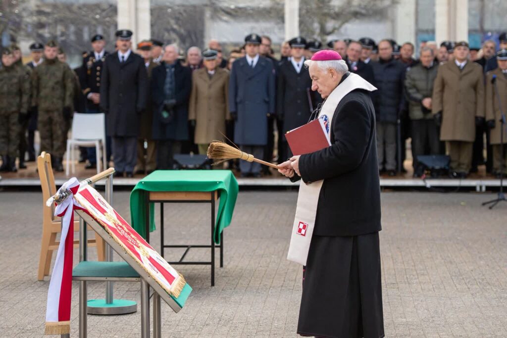 Wiceszef MON: nie wyobrażam sobie wojska bez kapelanów 1 Uroczystości z okazji 100-lecia Powstania Wielkopolskiego oraz 100-lecia zdobycia Stacji Lotniczej Ławica. Fot. Ordynariat Polowy/FB
