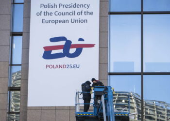 Logo polskiej prezydencji w Brukseli Fot. PAP/Wiktor Dąbkowski