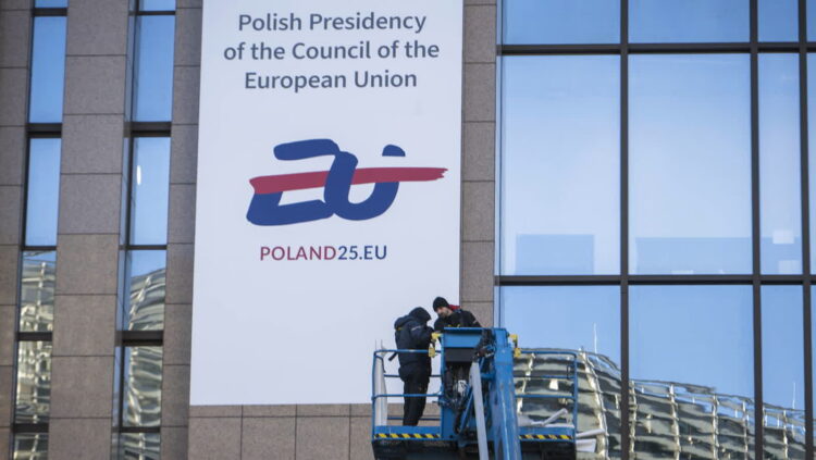 Logo polskiej prezydencji w Brukseli Fot. PAP/Wiktor Dąbkowski