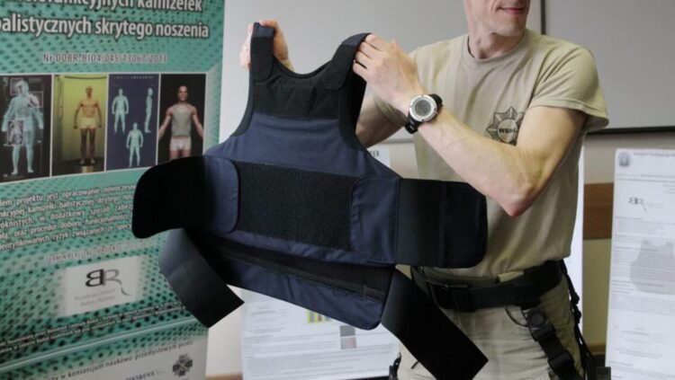 Kamizelka nożoodporna Fot. PAP/Tomasz Waszczuk