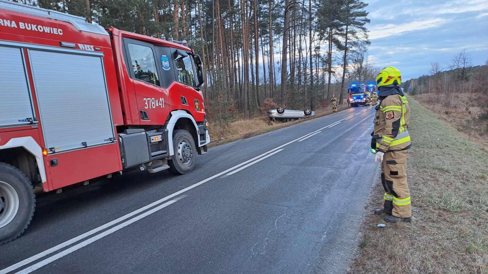 Ślisko na lubuskich drogach. Dachowały dwa auta Radio Zachód - Lubuskie