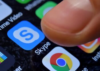 Zbliżenie przedstawiające aplikację Skype na iPhonie. Fot. EPA/Sascha Steinbach