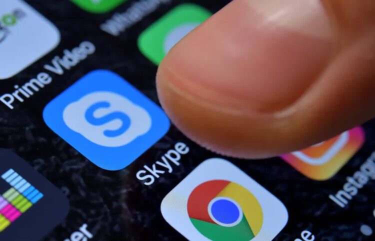 Zbliżenie przedstawiające aplikację Skype na iPhonie. Fot. EPA/Sascha Steinbach