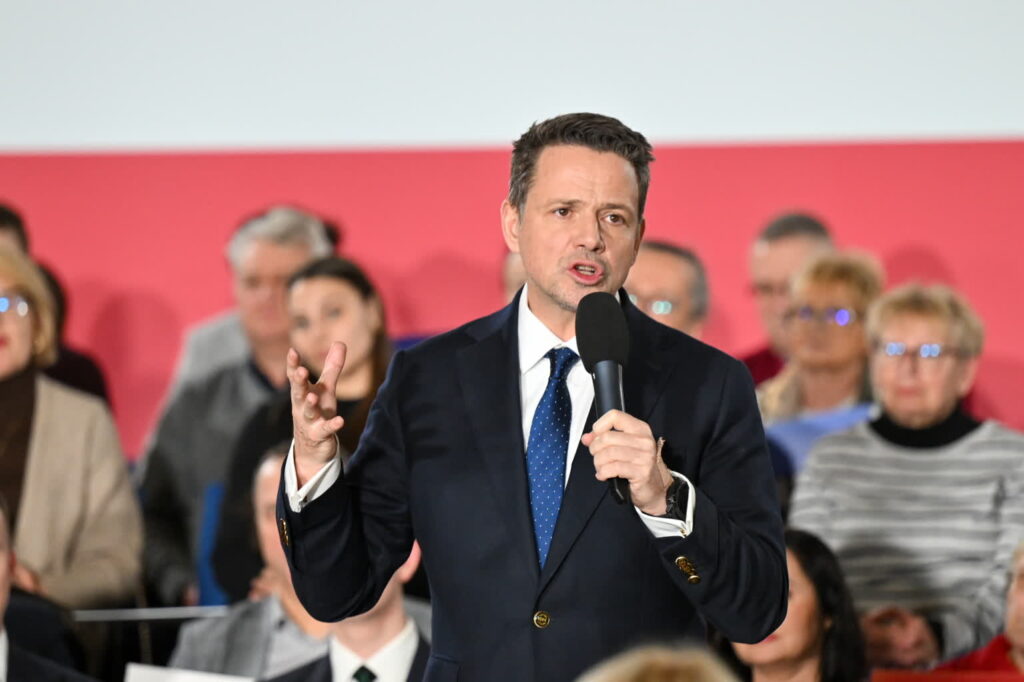 Rafał Trzaskowski podczas spotkania z wyborcami w Legnicy (PAP)